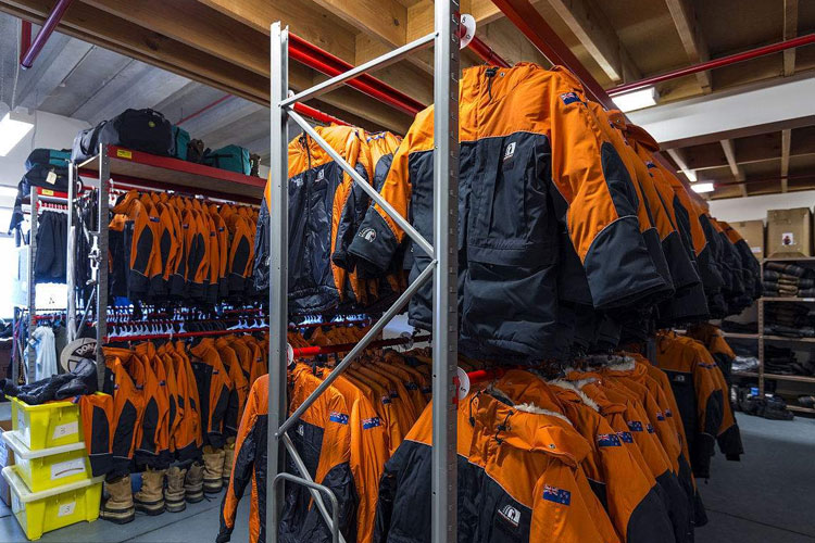 服裝倉庫如何除濕？倉庫除濕機(jī)輕松應(yīng)對潮濕問題